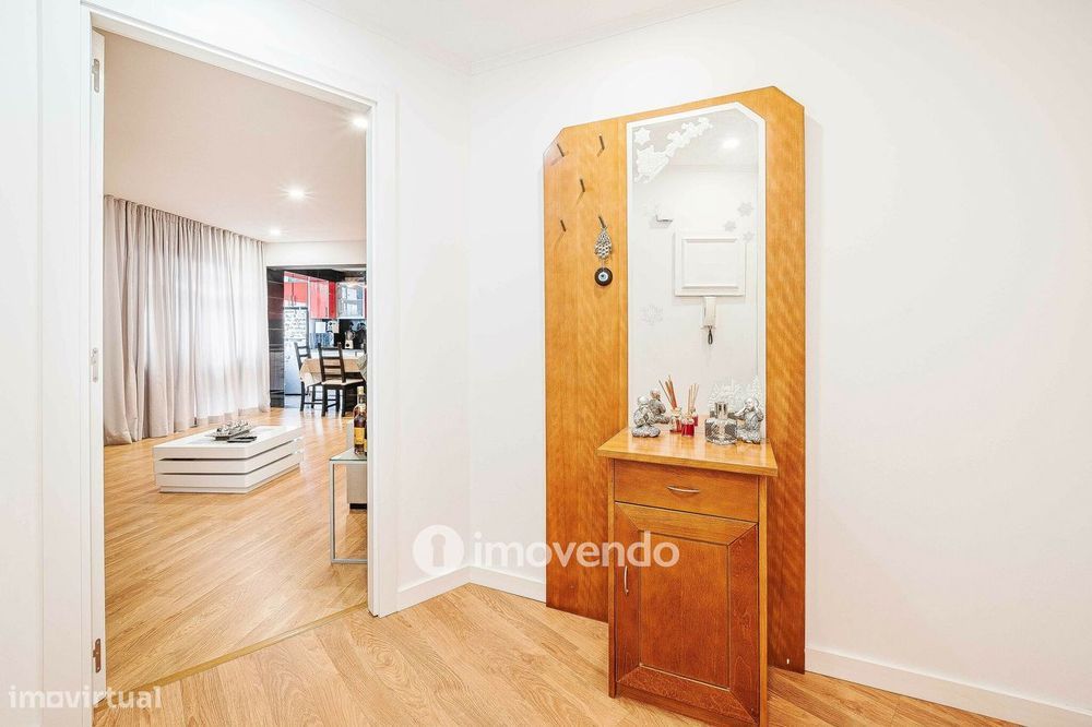 Apartamento T3+1, com áreas generosas, no Laranjeiro