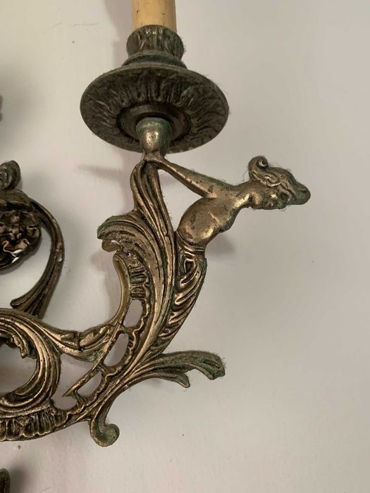 Par de Apliques de Parede Antigos em Bronze Trabalhado (1 e 2 Lumes)