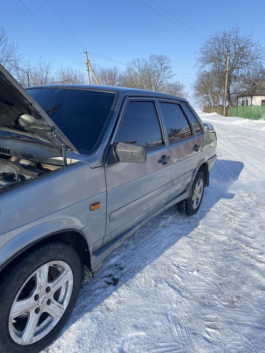 Продам ваз 2115 в гарному технічному стані по кузову є незначні нюанси а так то машина в дуже хорошому стані 1.6 бензин газу немає на зимовій ризині всі розходніки замінені за більш детальною інформацію звоніть за номером 09******92
