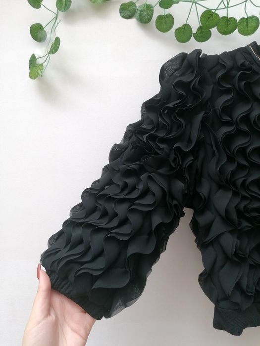 Casaco Preto Curto com folhos