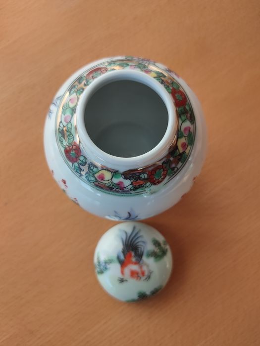 Pote e pequenas taças em porcelana de Macau.