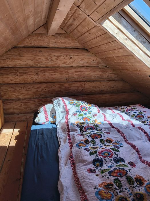 Drewniany domek z jaccuzi i widokiem na góry