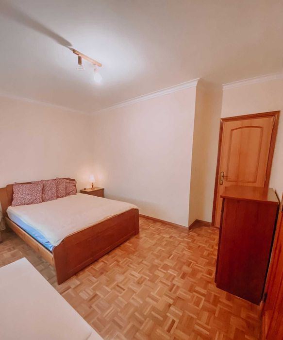 Quarto mobilado para arrendar a menina em apartamento muito bem estimado.