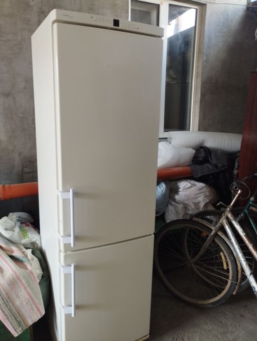 Холодильник LIEBHERR продам.