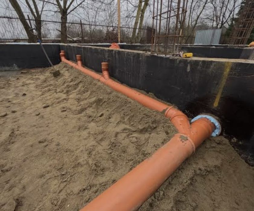 Kanalizacja podposadzkowa, fundamentowa, przylacza kanalizacji i wody.