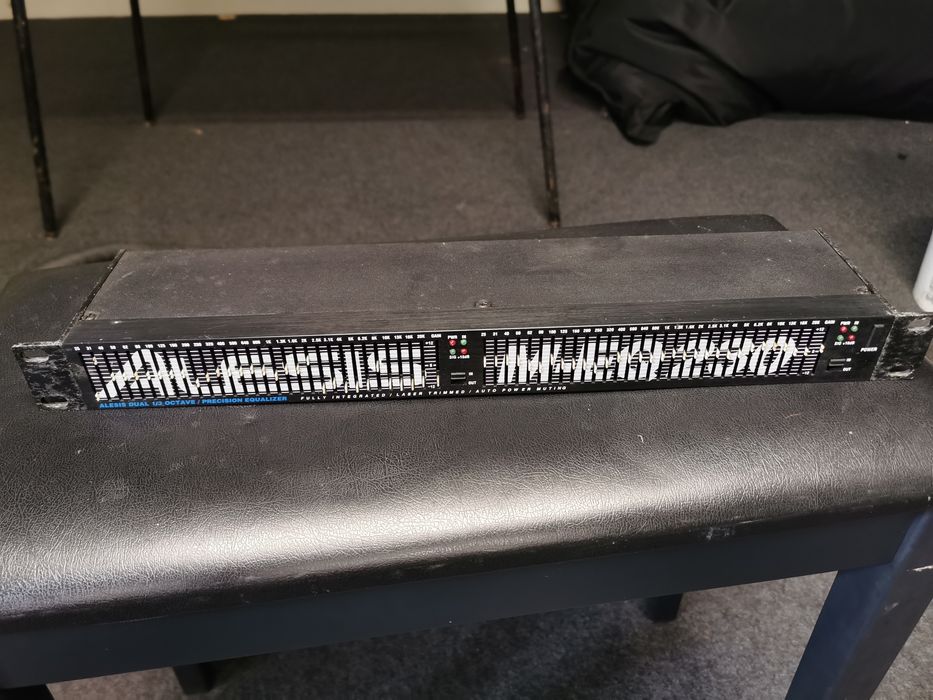 Equalizador ALESIS MEQ 230 (EM BOM ESTADO)