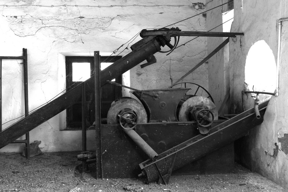 lagar antigo de prensas, capachos e moinhos de pedra