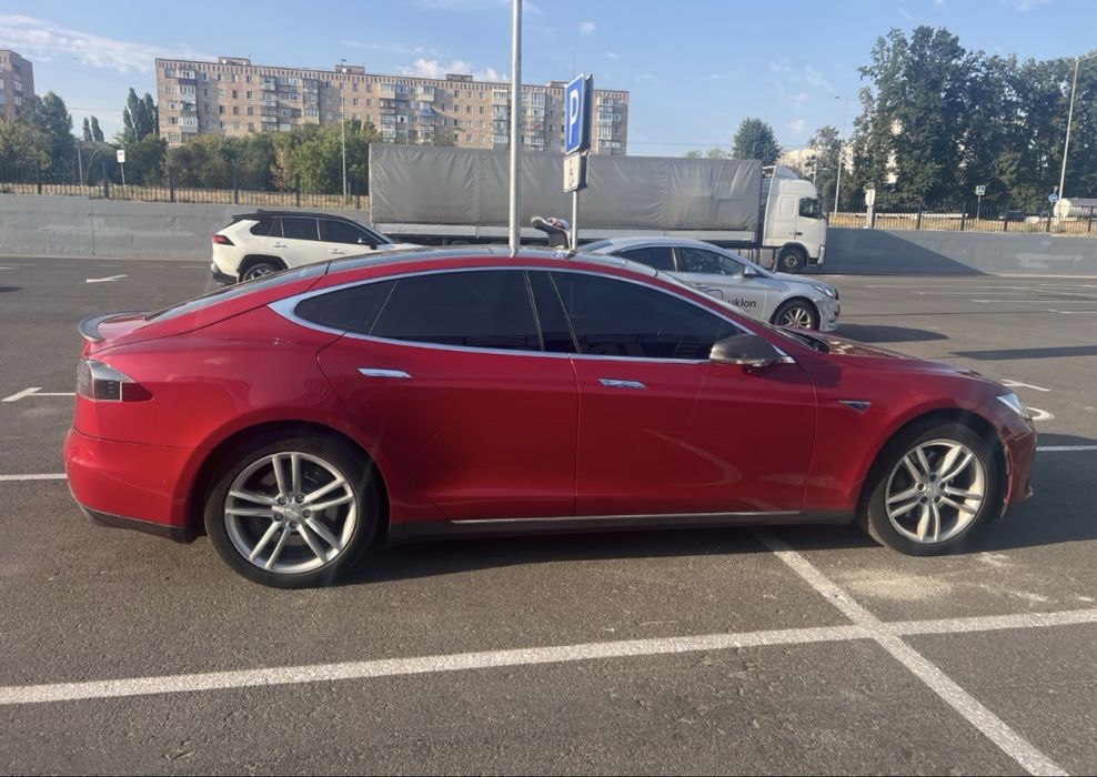 ОРЕНДА Tesla Model S 2014 85 kWh (362 к.с.)