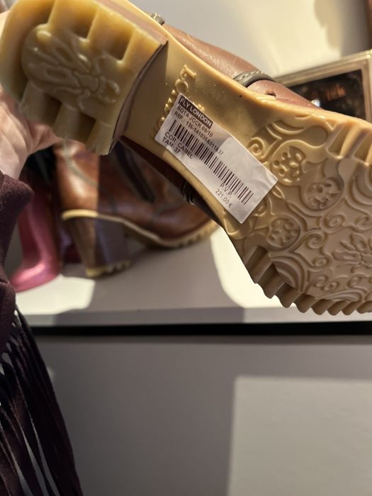 Botas FLY LONDON em camel