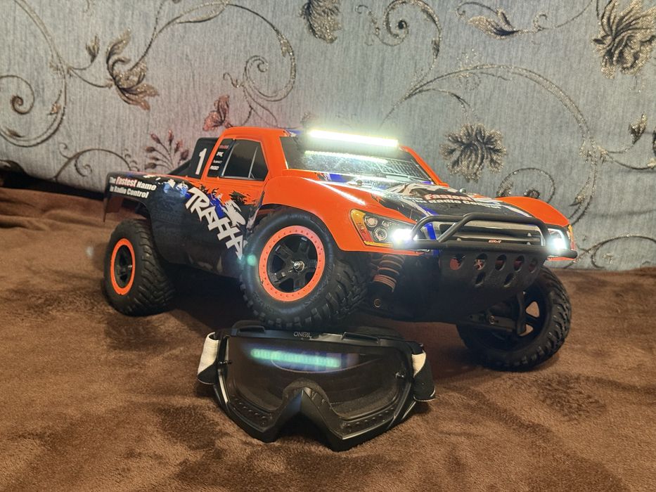 Traxxas Slash 4x4 1/10 модель на радіокеруванні