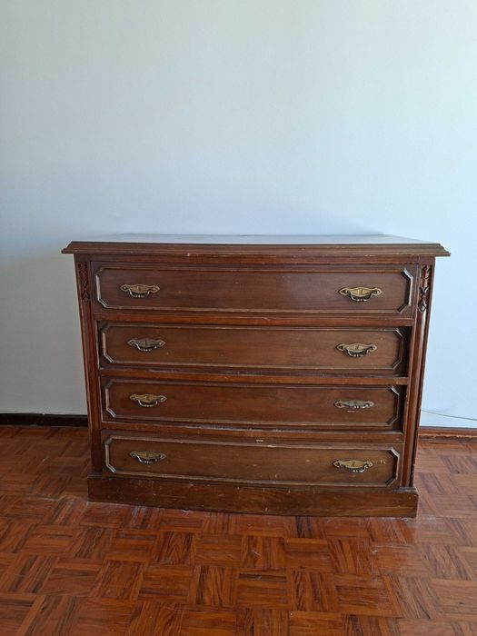 Mesa de jantar,com 8 cadeiras +  uma cama  uma cómoda e 2 mesinhas de cabeceira e um banco baú