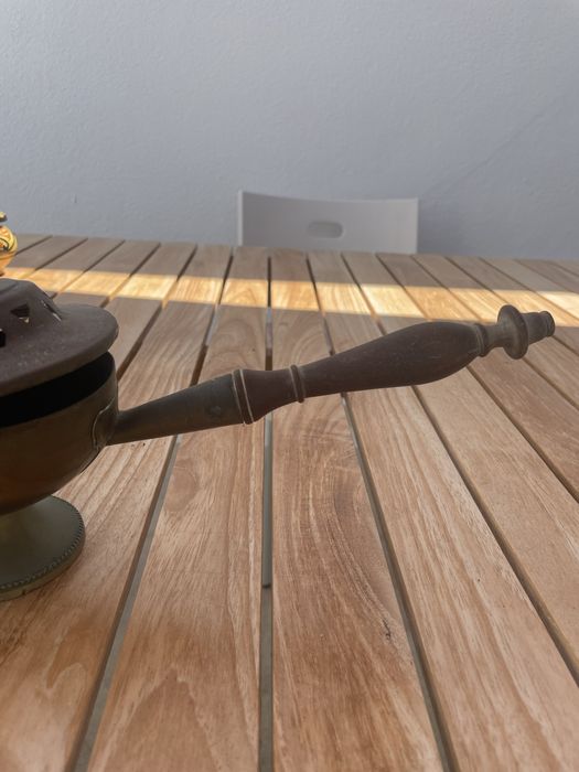 Incenseiro em latão com cabo em madeira