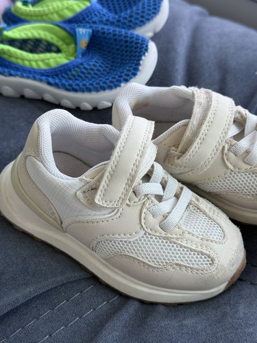 Дитяче взуття кросівки коралки крокси