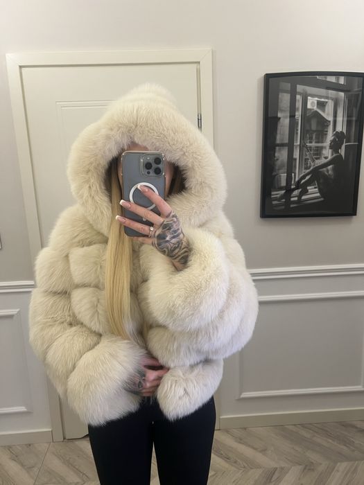 Piękne beżowe futro z lisów fińskich