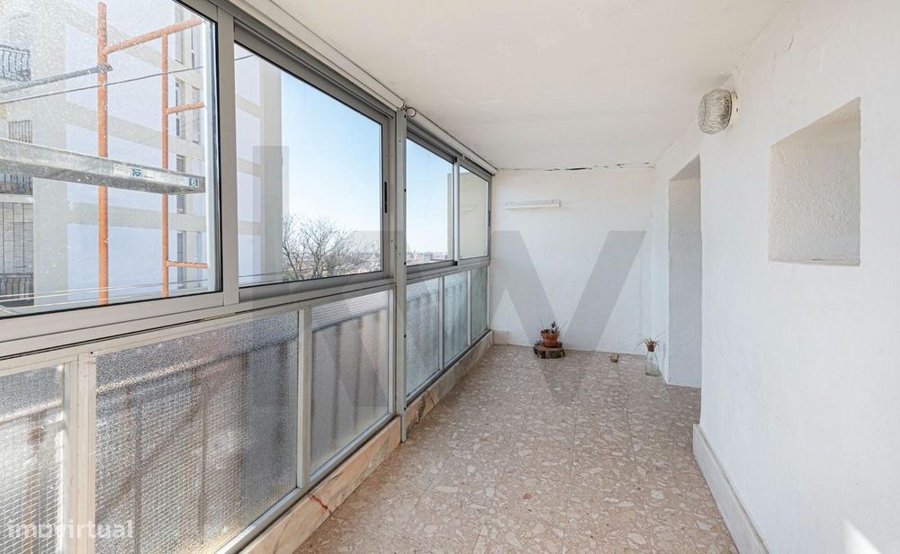 Apartamento T2 * Bairro de Inglaterra * Varanda c/ Vista de Cidade