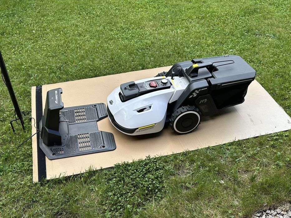 Robot sam KOSI I ZBIERA trawę - Yuka 1000 firmy Mammotion, antena RTK, garaż, gwarancja 2028.04