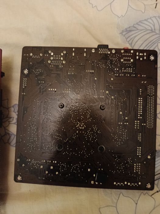 Материнські плати плата MSI K9A2 CF-F. Та ASUS J1800I-C.