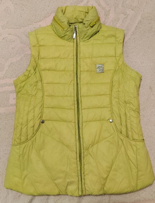 Хорошая, удобная фирменная жилетка в воротникe есть капюшон на 8-10лет