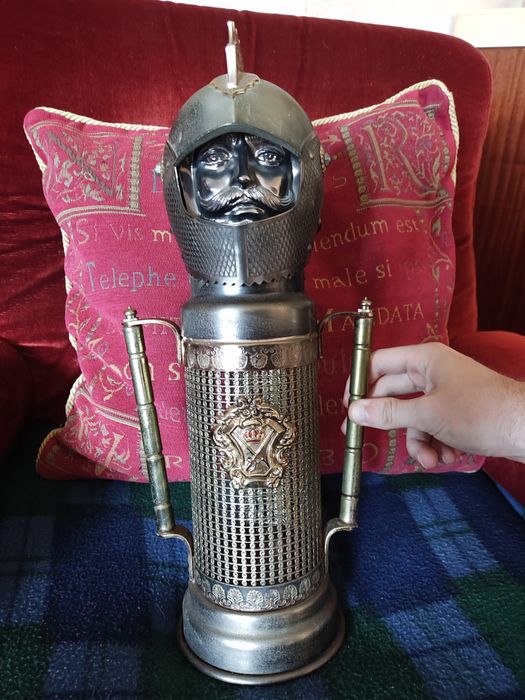 Porta garrafa em metal com caixa de música