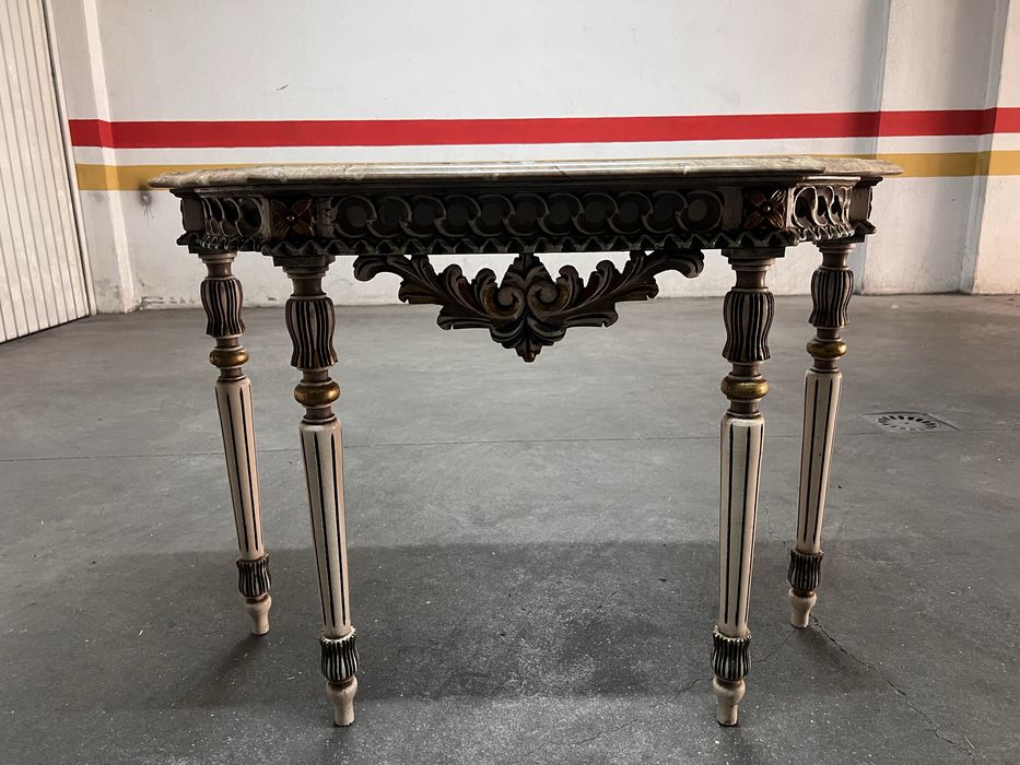 Credência com pedra marmore e espelho