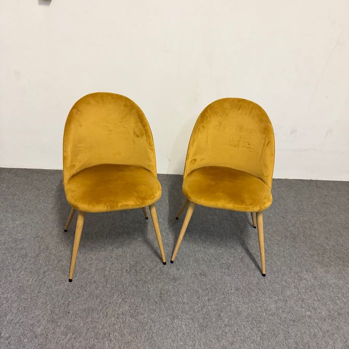 Cadeiras em tom amarelo torrado