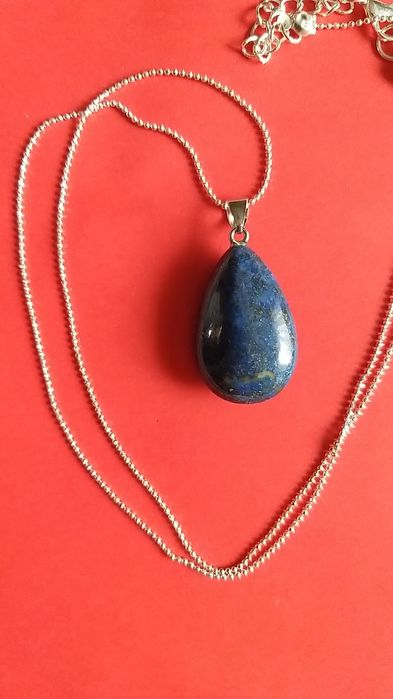 Wisiorek z kamienia lapis lazuli.