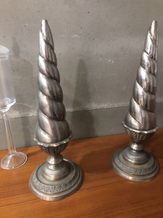 2 pináculos de metal