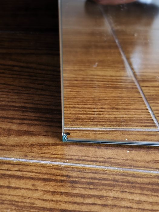 Espelho com luz integrada. Pequenos defeitos