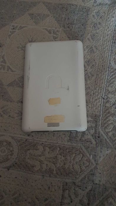 Электронную книгу BARNES & NOBLE с разбитым экраном, но рабочую.