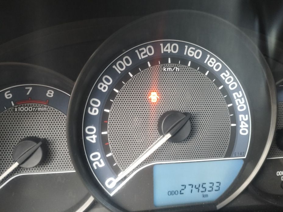 TOYOTA COROLLA 1.33 мт 2013