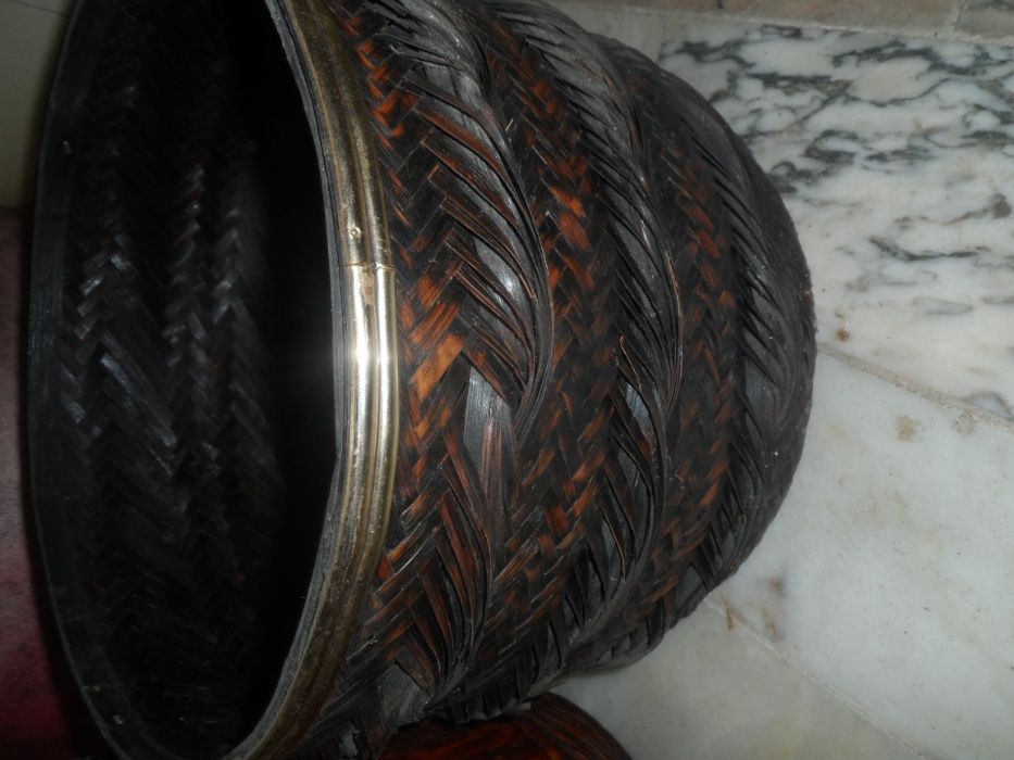 Conjunto de tres cestos, vasos em palhinha , vime