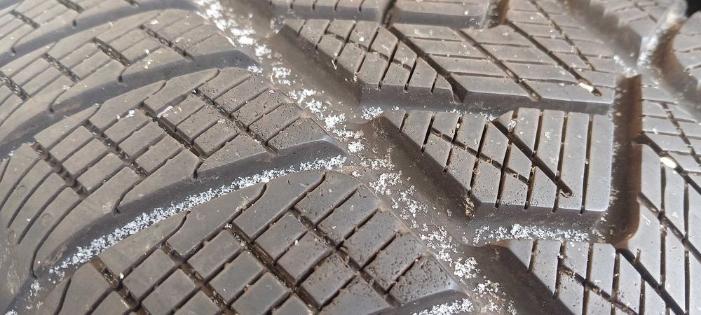 235/55r19  NOKIAN  PIRELLI   4  opony 19 cali   8mm   audi Q5 XC60 ,