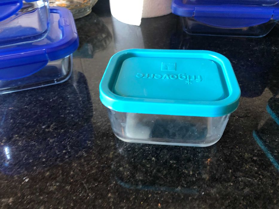 tuperware de vidro pequeno com tampa azul