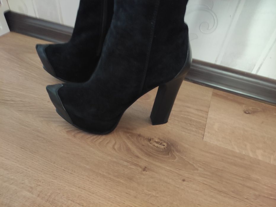 Продам женские сапоги.