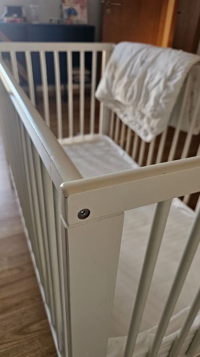 Berço branco com acessórios