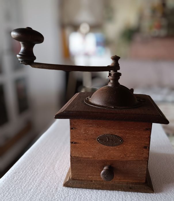 Moedor de café manual antigo da Peugeot Frères.Tudo a funcionar