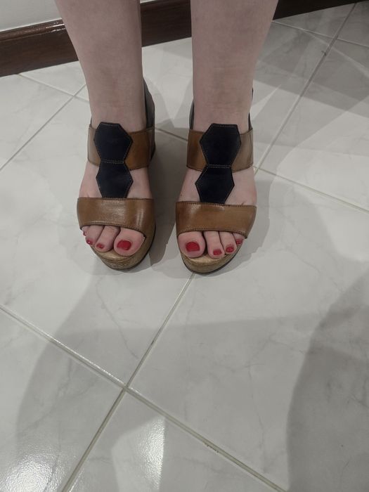 Sandália cunha em pele marca milano