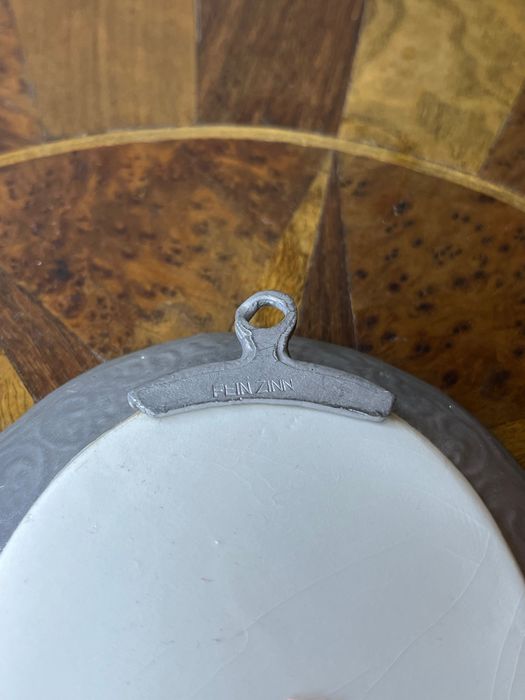 Obrazek ścienny gile w cynowej ramce. Ptaki na ceramice