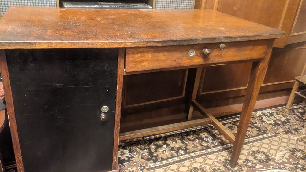 Старенькай стіл з полицями та замочками