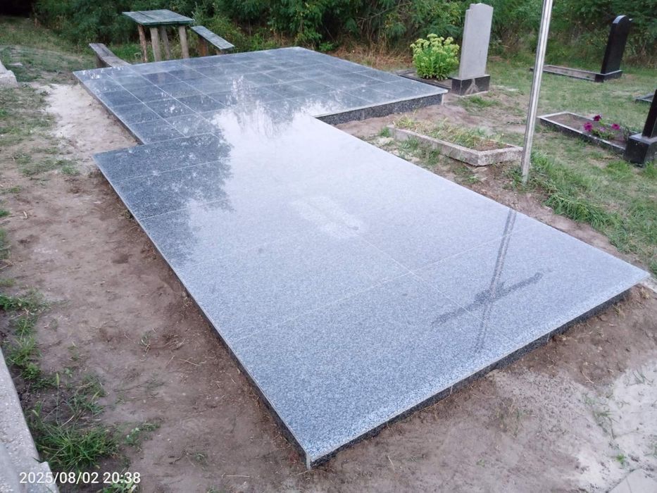 Пам'ятник  .    .