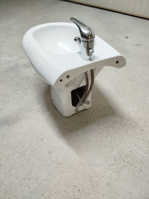 Bidé  branco torneiras e tubos