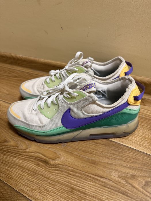 Найк тероскейп белого цвета