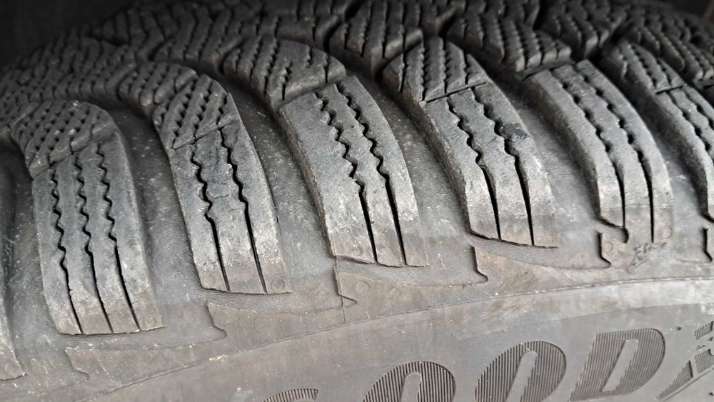 Opony zimowe Goodyear z felgami stalowymi