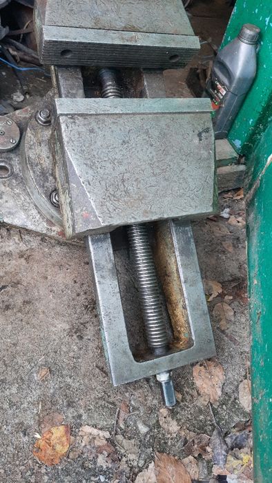 Продам тіски слісарні