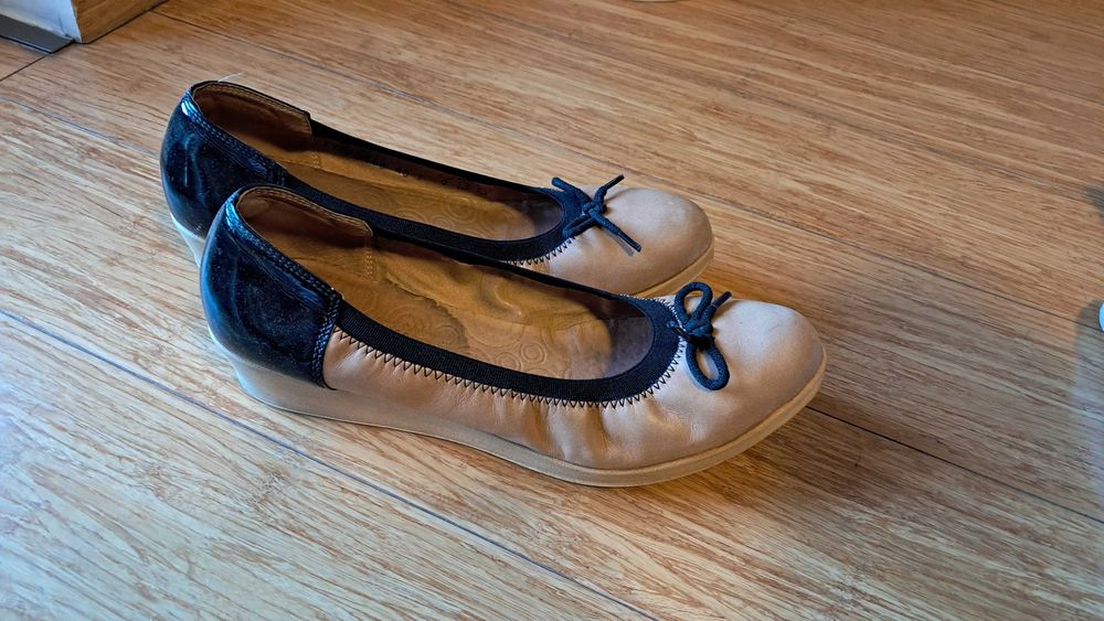 Buty Ryłko rozmiar 40 F , beżowo czarne,  baleriny, półbuty, skóra