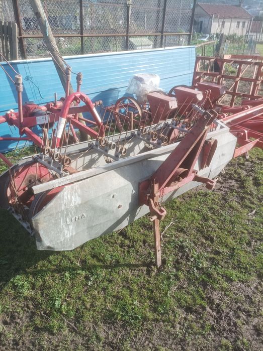 Várias máquinas agrícolas