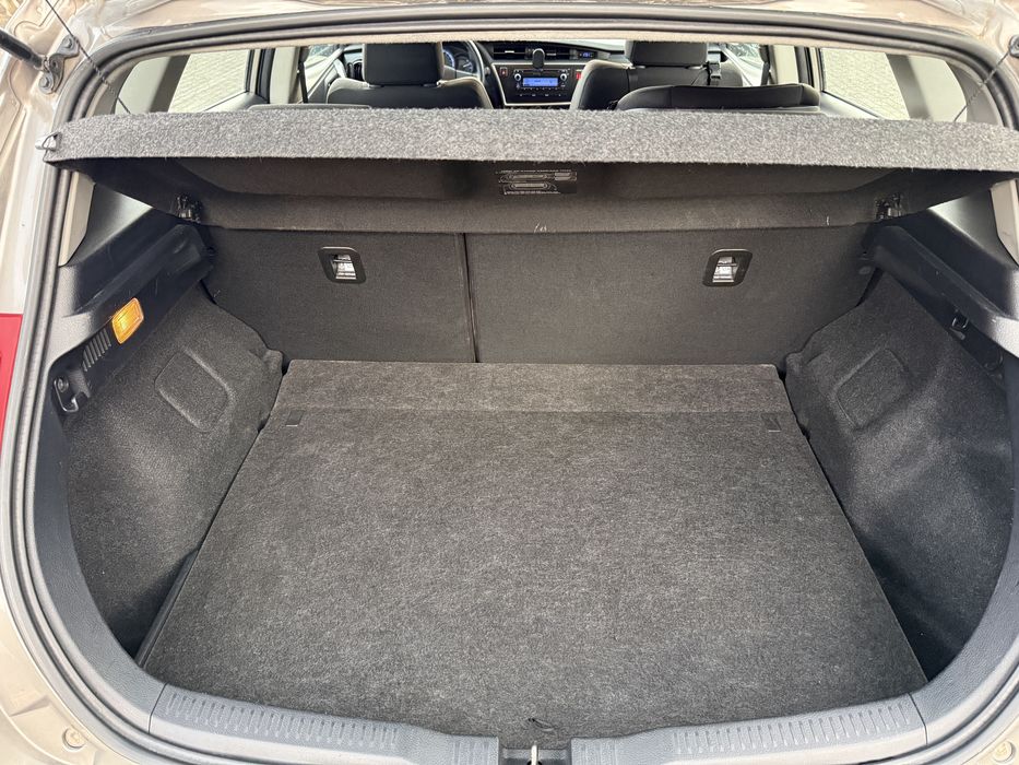Toyota Auris 2013 хечбек БЕНЗИН 1.3