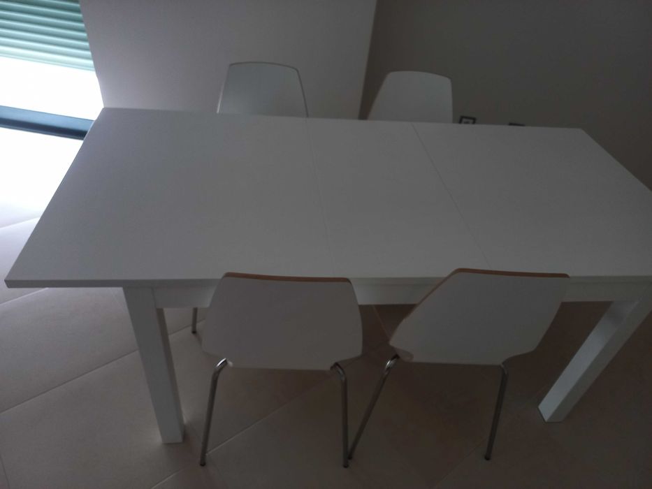 Mesa  extensível + 4 cadeiras
