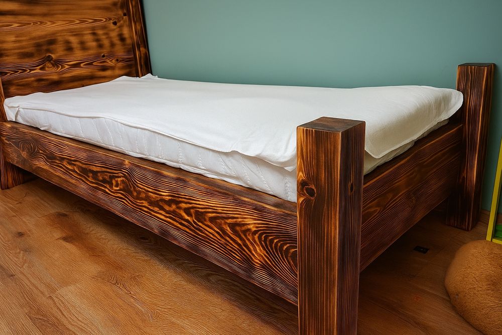 Łóżko sosnowe opalane 200×90 – lite drewno, styl loft / rustykalny