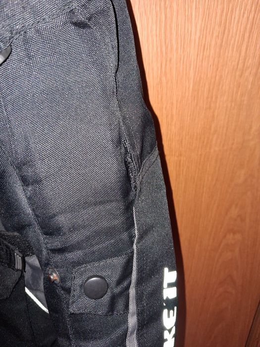 Casaco de mota com proteções e forro térmico (com rasgos)